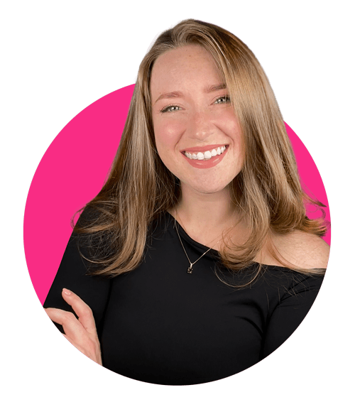 Portrait von Tatjana Schröder auf Magenta Hintergrund